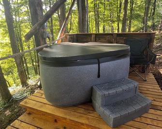 Charming 1-bedroom treehouse with WiFi, AC, Hot Tub in gorgeous Lincoln VT - Lincoln