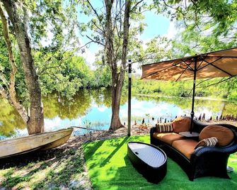 Serendipity Lakehouse with dock, canoes and kayaks plus we are pet friendly! - Inverness - Patio