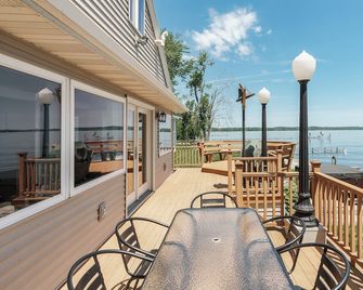 Lakefront Getaway with Hot Tub, Dock, & Game Room - Kosh Kottage - Fort Atkinson - Балкон