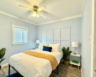Spacious 4-bedroom house in fabulous Madison Heights with WiFi, AC, fitness room - Madison Heights - Bedroom