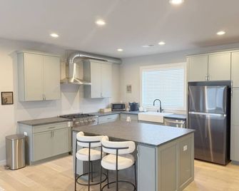 2BR 2.5 Downtown Oasis Full Kitchen, Pet Friendly, Close to Silos Food Hall - Easley - Keuken