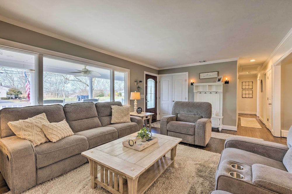 Mattituck Home w/ Fireplaces - Near Wineries - Mattituck - סלון