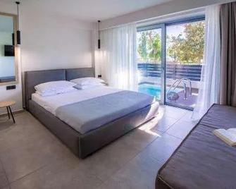 Aelia Seaside Luxury Suites - Nea Karvali - Habitación