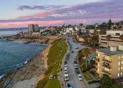 La Jolla Seaside Dream w Private Patio & Jacuzzi - San Diego - Building