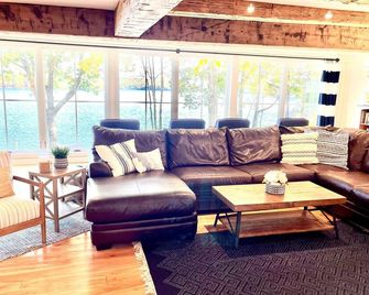 8 Bedroom Lake House Compound - Large Yard w/ 250' Frontage + Spectacular Views! - Casco - Sala de estar