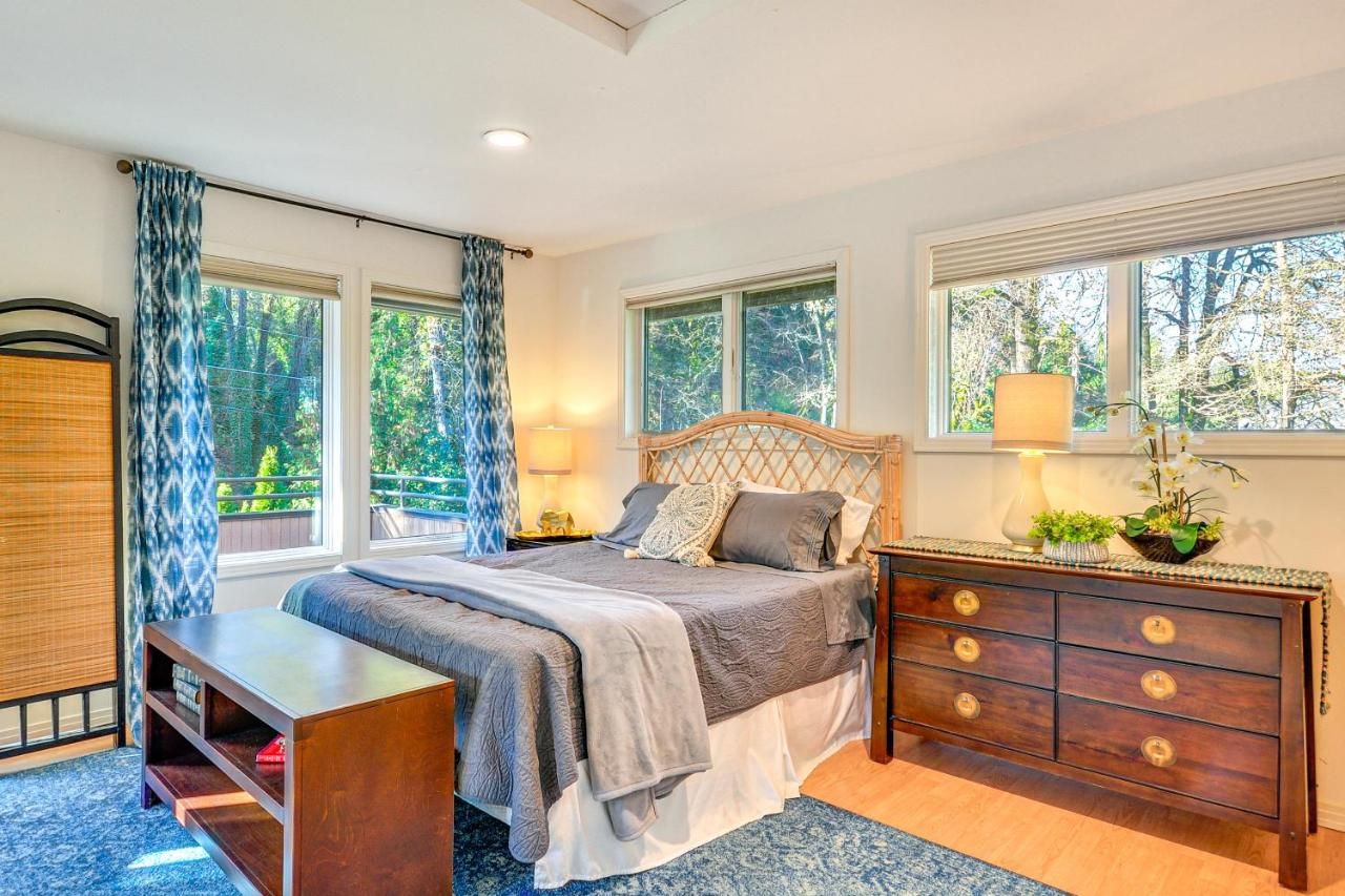 Walk to Willamette River: Studio in West Linn