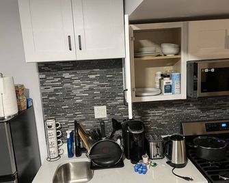 Newly renovated cozy full studio with garden and huge deck. - Roswell - Kitchen