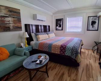 King Suite Minutes to Beach Shopping Nature Trails Boating Historic Sites - Hubert - Habitación