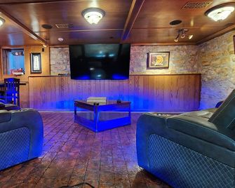 3-Bedroom Downtown apartment with Game Room - Carlyle - Lounge