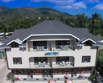 Lone Self-Catering Apartment - Baie Sainte Anne - Building