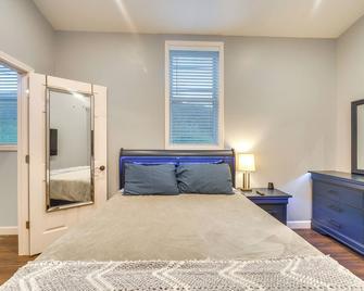 Near Kanawha River Unique Renovated Home with Yard! - Glen Ferris - Habitación
