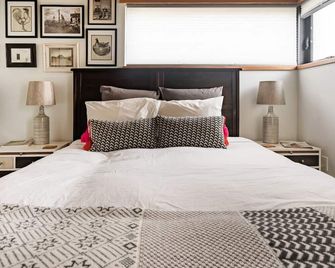 PDX Urban Barn Guesthouse near culinary rich Division St. - Portland - Bedroom