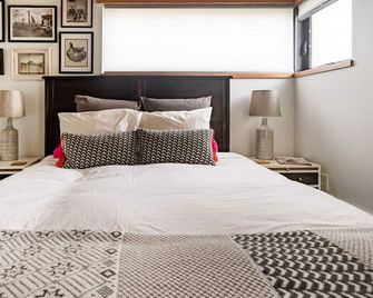 PDX Urban Barn Guesthouse near culinary rich Division St. - Portland - Habitación