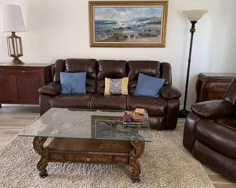 Remodeled Solana Beach condo West of 5 - Solana Beach - Living room