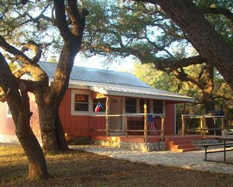 Secluded, shady river front Get-away cabin - Leakey - Building