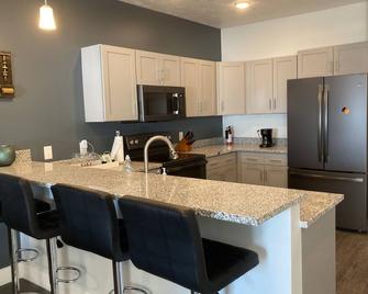 Cozy Lake View Condo - Storm Lake - Kitchen