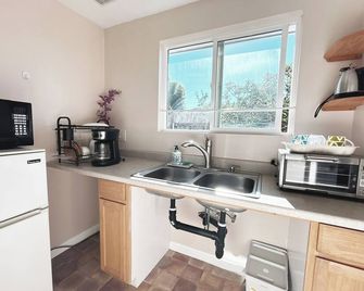 Private Guest Suite in Mira Mesa w/ Own Entrance, Kitchen & Bath - San Diego - Kitchen