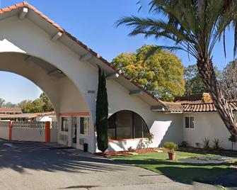 Super 8 by Wyndham San Jose Airport - San Jose - Building