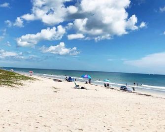 Coastal 2BD Beach Access Condo - Steps to Ocean - Fort Pierce - Playa