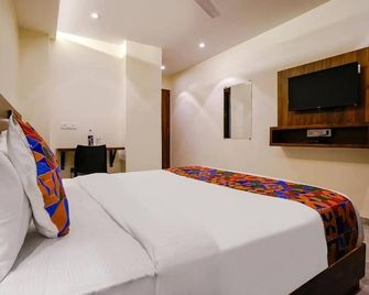 Antlers hotel - Mumbai - Bedroom