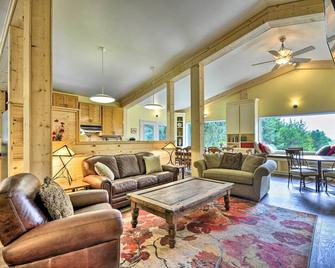 Oceanfront Retreat with Private Long Beach Access! - Long Beach - Living room