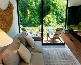 Zen Container Tiny Home with Fenced-in Yard, Fire Pit, Centrally located and Pet Friendly - Fort Myers - Oturma odası