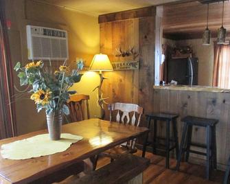 3 BR Luxury Fishing Cabin-Fenced Yard-Pet Friendly-Outdoor Patio-Campfire ring - Cassville - Comedor
