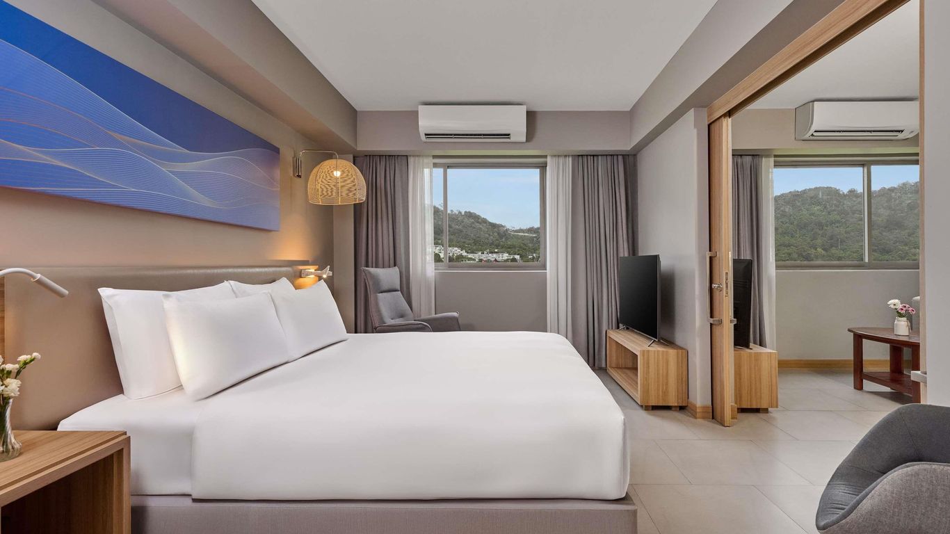 Oakwood Hotel Journeyhub Phuket SHA Plus