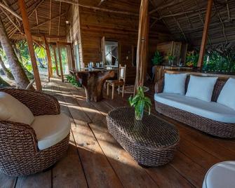 Private Beachfront House with Kayak & Guided Tours - Changuinola