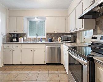 Spacious House w/ Jacuzzi Tub - Zachary - Küche