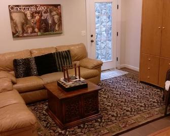 Tysons-DC Private Suite and Huge Apartment - McLean - Living room