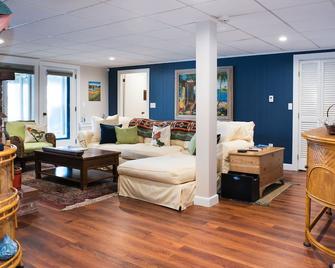 Quiet Riverfront getaway to enjoy Midcoast Maine! - Damariscotta - Living room