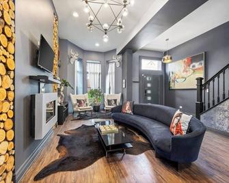 6 Bedroom Guest House - Chicago
