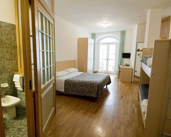 Hotel Europa - Sondrio - Спальня