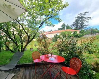 La Petite Bulle: Cozy and Modern Retreat in Saint-Galmier - Saint-Galmier - Terasa