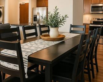 Lake View Dt Stadium, Casino, Rock Hall, Clinic - Cleveland - Dining room