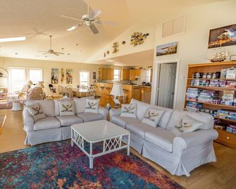 Laughing Pelican - Direct oceanfront. Amazing views! Huge decks, hot tub! - North Topsail Beach - Living room