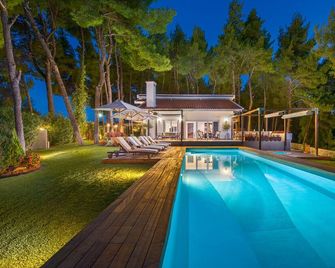 Children-friendly beautiful villa with terrace, private pool & jacuzzi - Sane - Piscina