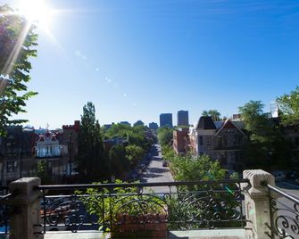De Paris - Montreal - Balcony