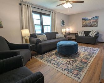 2 King Bedroom w Game Room + Trailer Parking Knightly Stay - Kirksville - Wohnzimmer