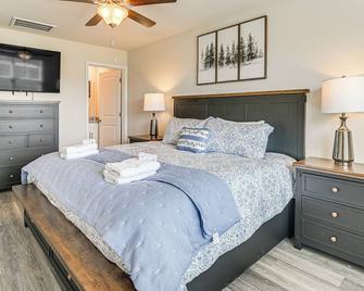 3 Mi to Shore: Family Townhome in Surfside Beach - Surfside Beach - Bedroom