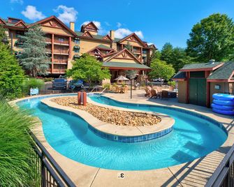 Bearskin Lodge on the River - גאטלינברג - בריכה