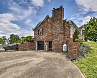 'Blue Moon Cottage' w/ Amazing Views of 5 Counties - Danville - Building