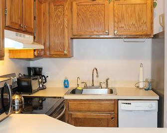 Water view condo with a pool, tennis court, fireplace, balcony & golf nearby - Laconia - Kitchen