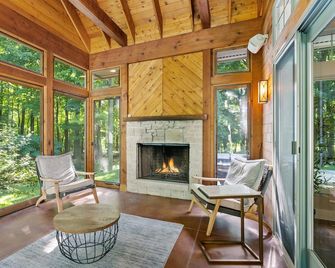 Elkhart Lake Oasis - 25 Acres, Hot Tub & Orchard - 15 Min to Road America - Plymouth - Obývací pokoj
