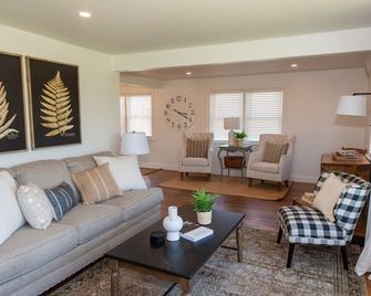 Amish Cottage, Hot Tub, on Mill Creek - Lancaster - Living room