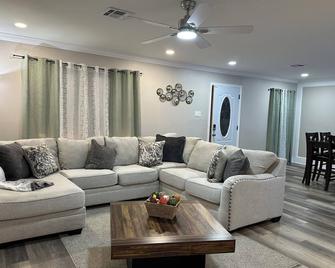 Charming 3-bedroom house with AC and WiFi in awesome Kenner - Kenner - Living room