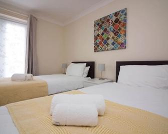 Stayzo Penthouse Accommodation 2- Premier Lodge - Southampton - Bedroom