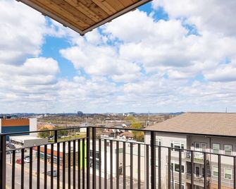 The Eighteen by Kasa - Nashville - Balcony