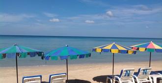 Ruan Mai Naiyang Beach Resort - Sakhu - חוף